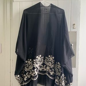 Women’s black and white lace floral kimono